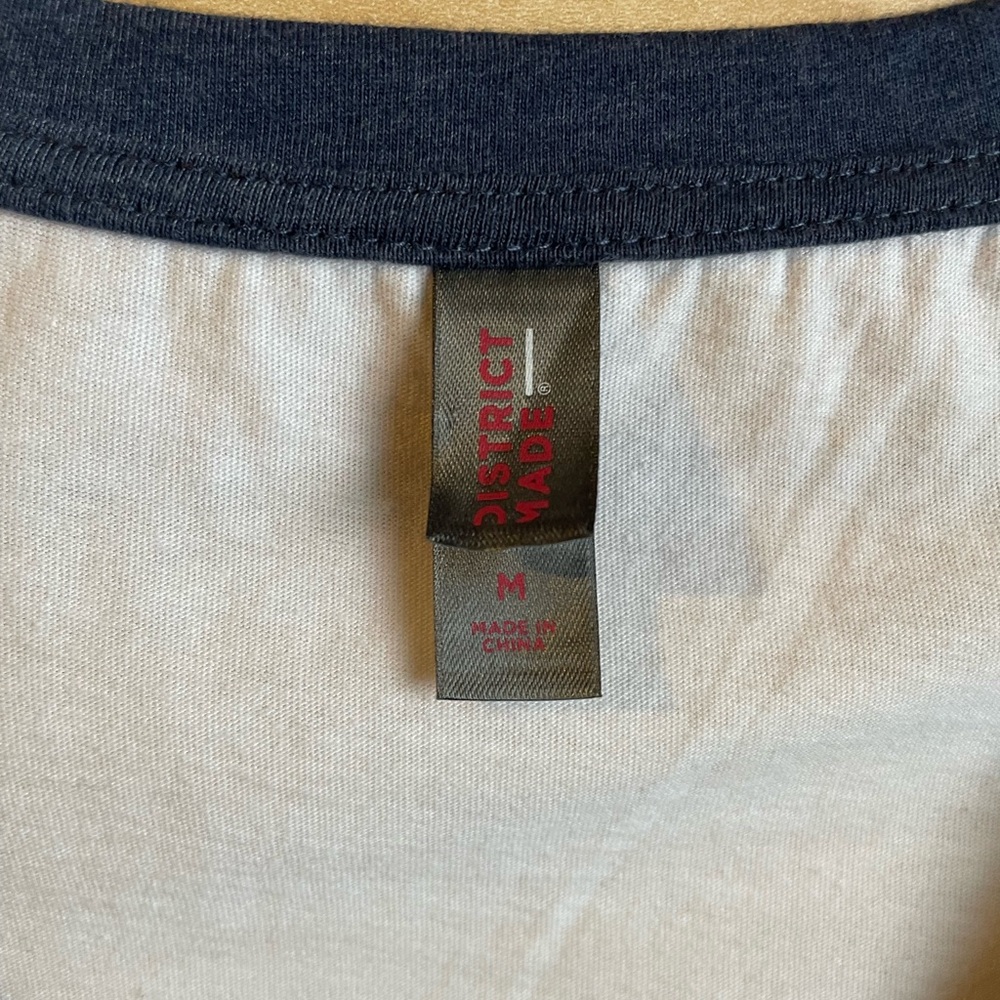 Old Hooters Shirt - Picture 2 of 2